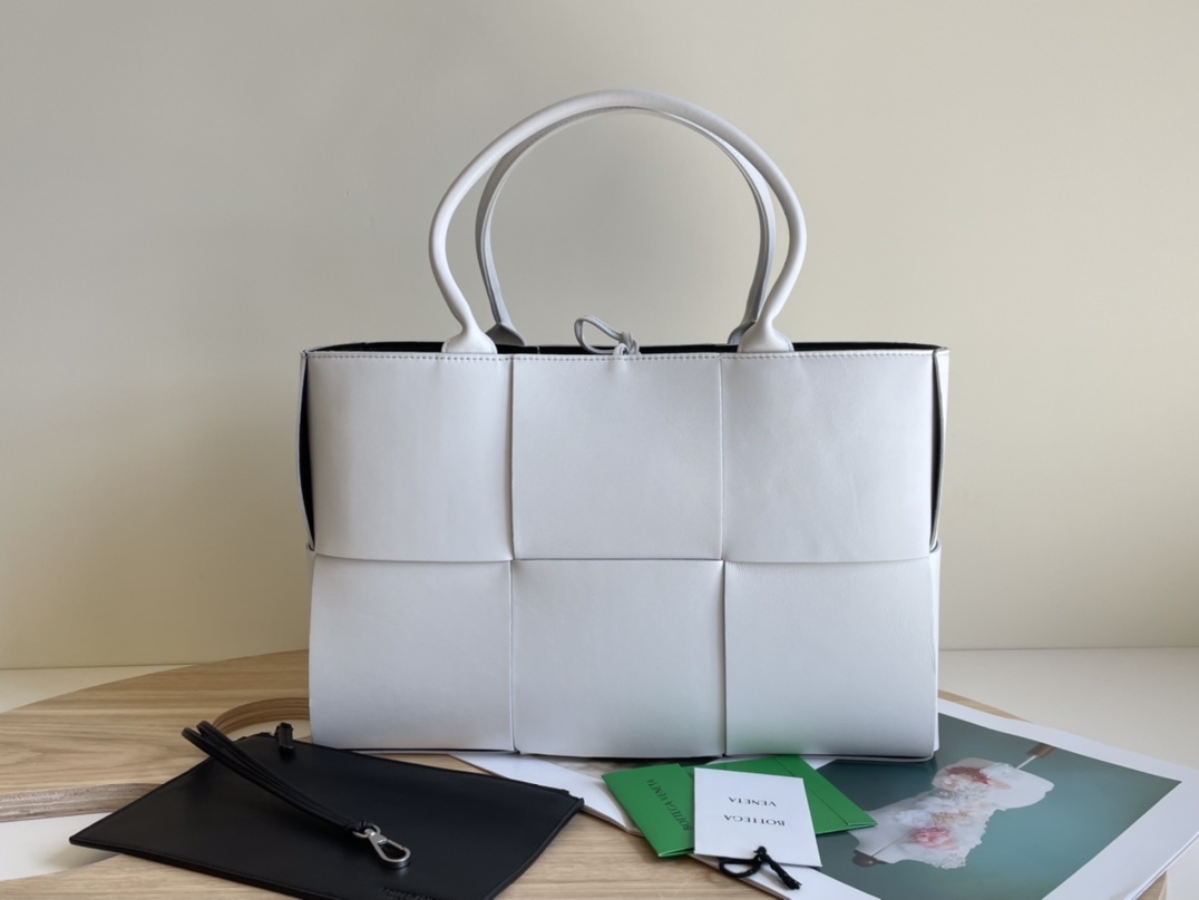 Medium Arco Intreccio Leather Tote Bag White